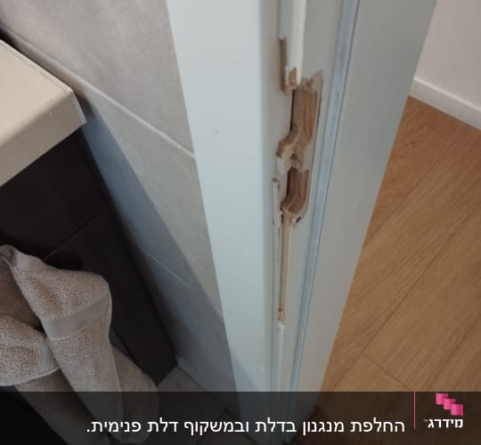 משקוף דלת עם סימני תיקון בעץ